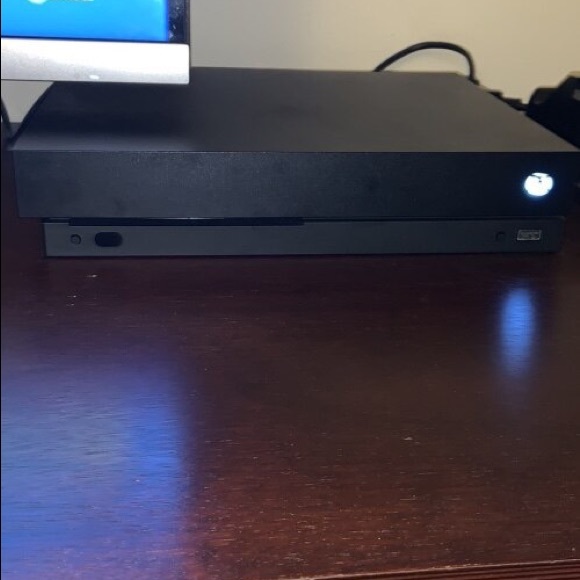 Xbox one x bundle - Picture 2 of 5